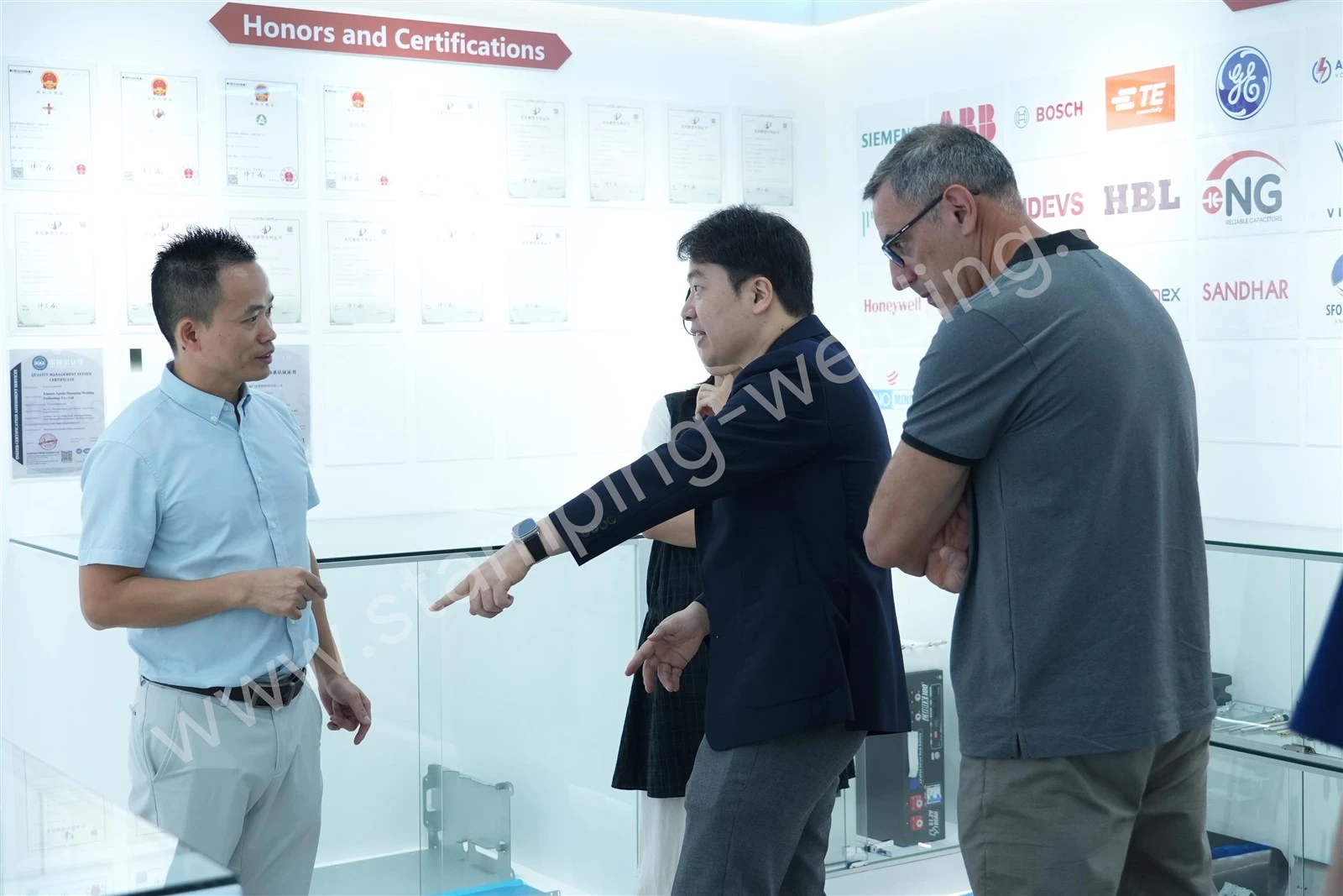 Clients from the Spanish company Gave and the South Korean company Everindus visited the Apollo showroom in Xiamen for a qualification assessment and a product presentation. Clients from the Spanish company Gave and the South Korean company Everindus visited the Apollo showroom in Xiamen for a qualification assessment and a product presentation.